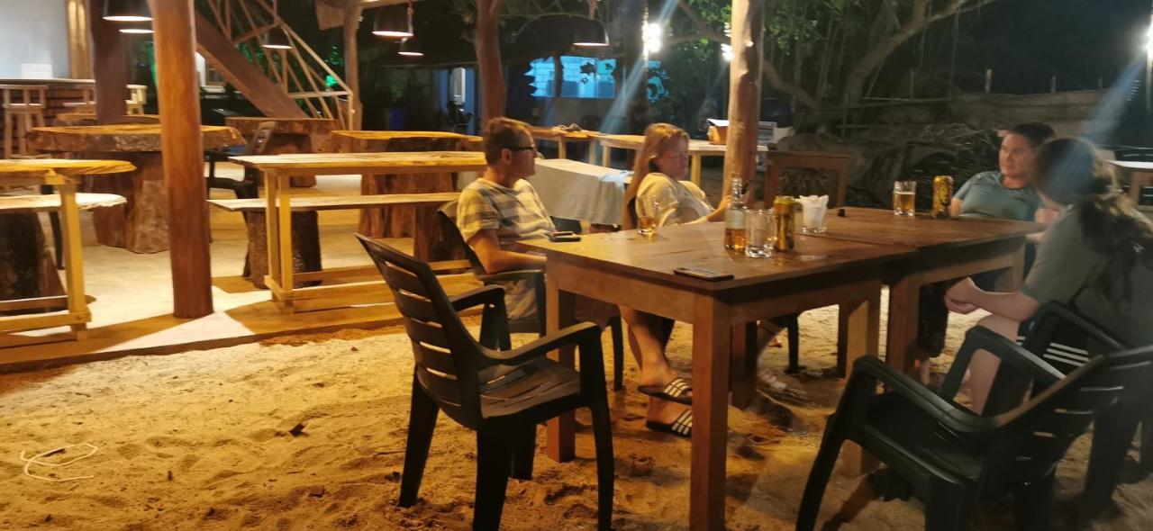 Turtle Bay Beach Resort Mirissa Bagian luar foto