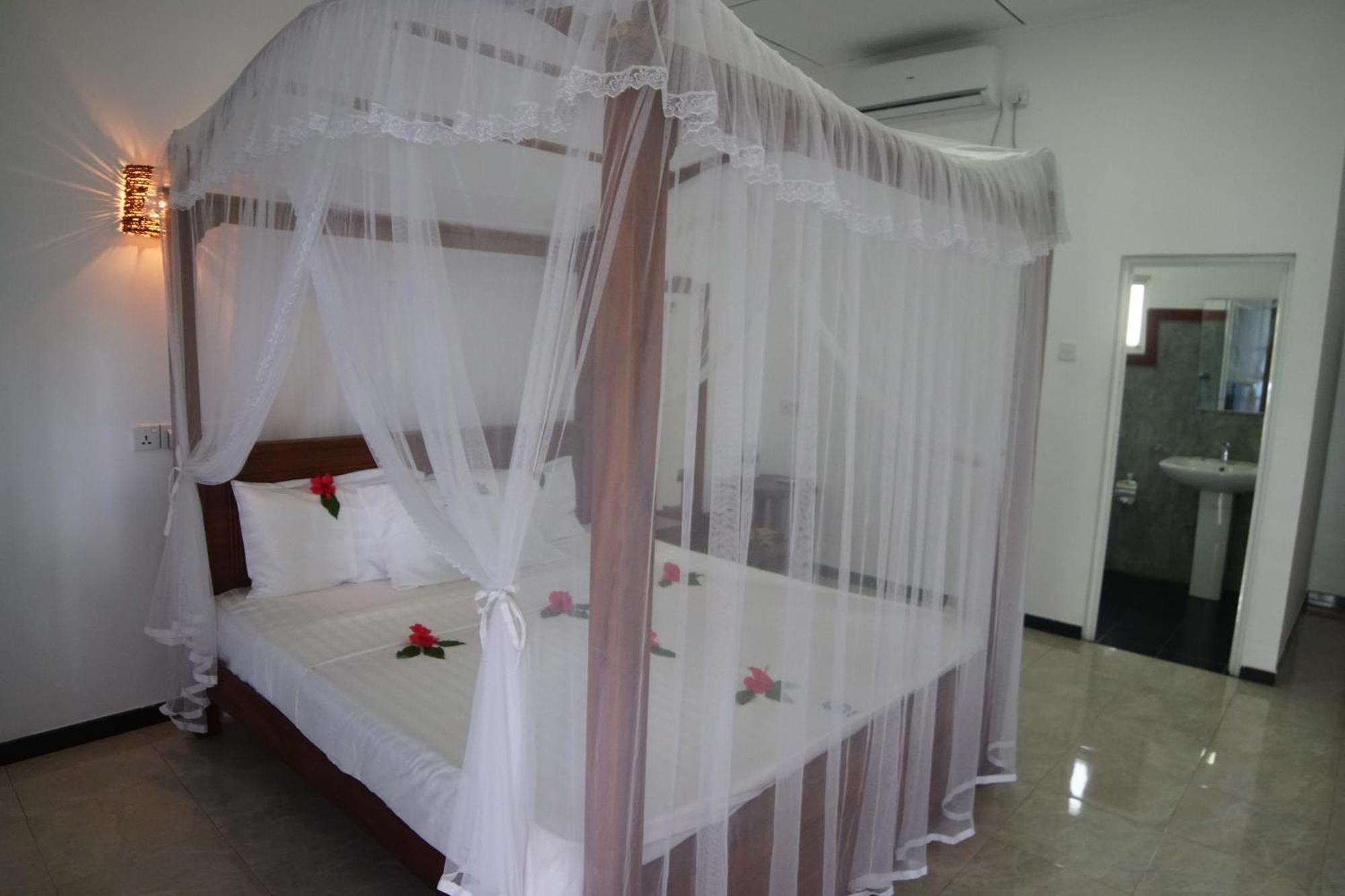 Turtle Bay Beach Resort Mirissa Bagian luar foto